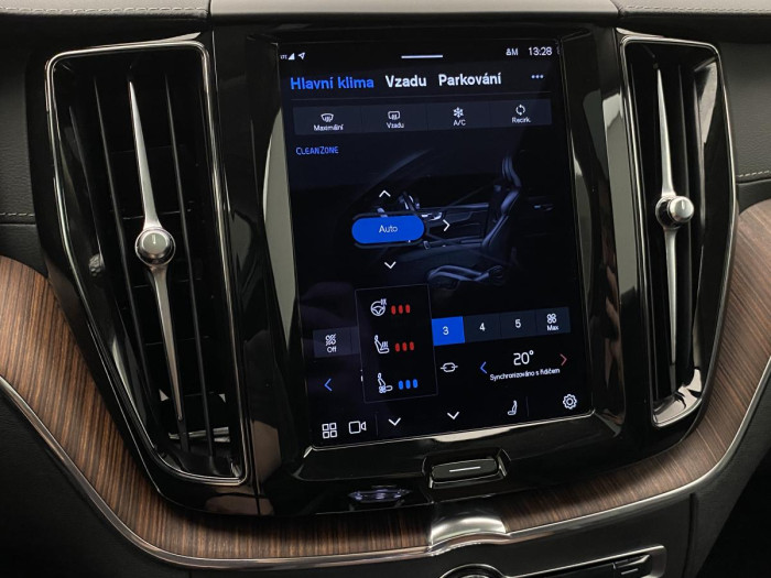 Volvo XC60 B5 AWD ULTIMATE REZERVACE