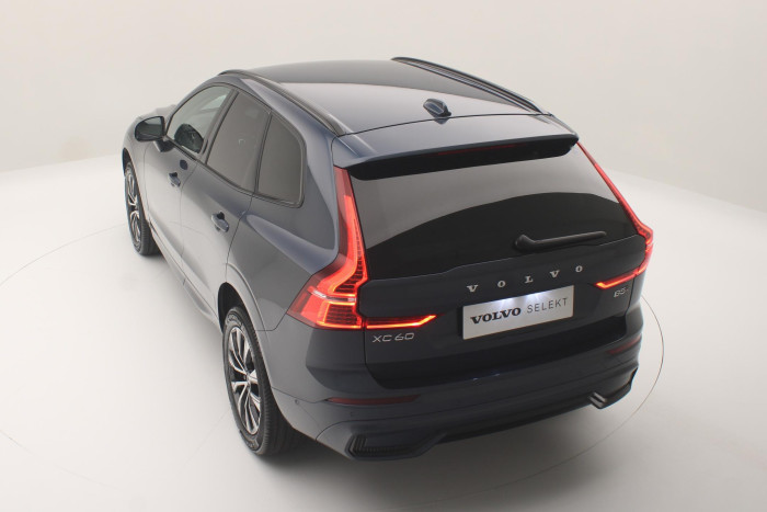 Volvo XC60 B5 AWD PLUS DARK REZERVACE