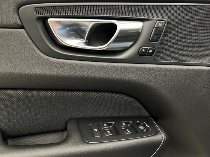 Volvo XC60 B4 AWD R-DESIGN AUT