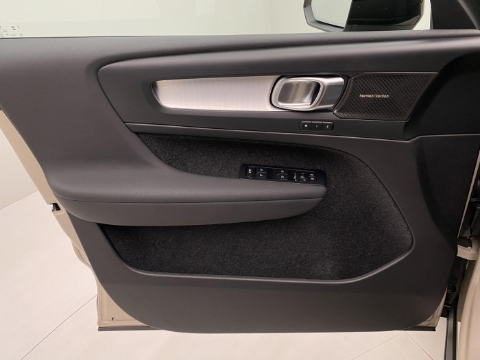 Volvo XC40 B3 DARK PLUS REZERVACE