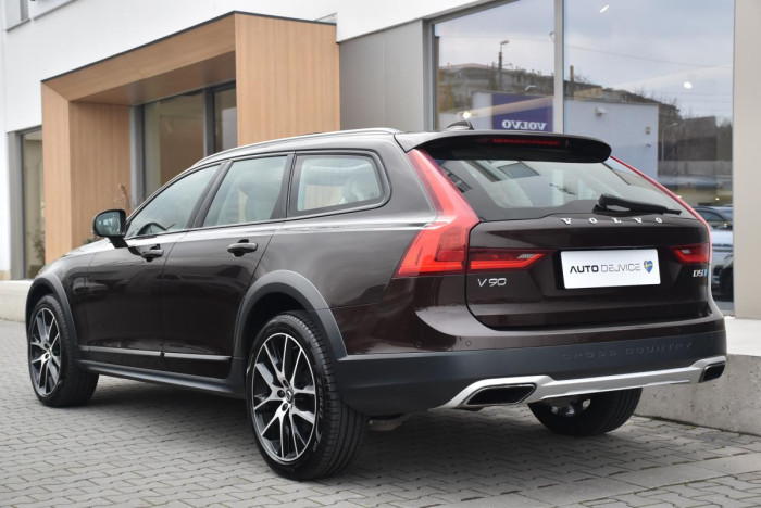Volvo V90 CC D5 AWD PRO AUT REZERVACE 2.0 d CC CC