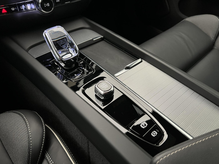 Volvo V60 B4 PLUS DARK AUT 1.maj.