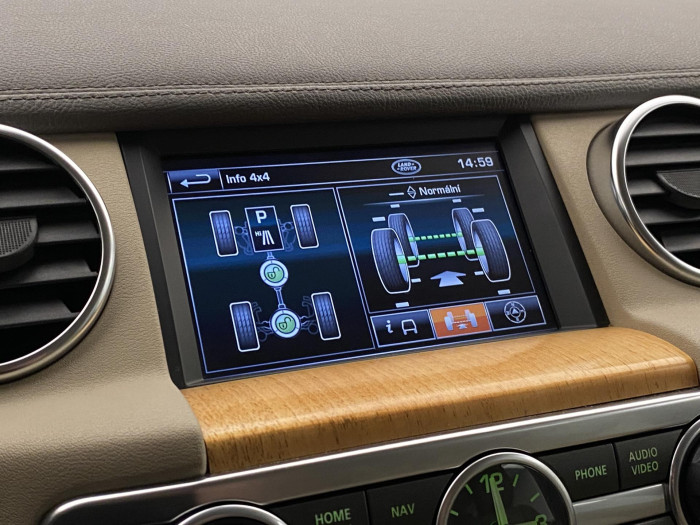 Land Rover Discovery 3.0 AWD SDV6 HSE REZERVACE