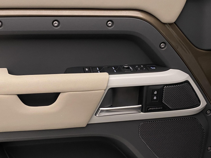 Land Rover Defender D250 AWD SE AUT CZ 3.0 d SE