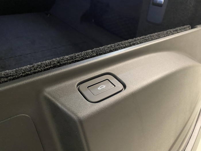 Land Rover Range Rover P550e AUTOBIOGRAPHY SWB