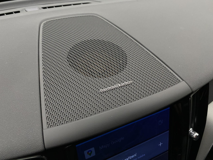 Volvo XC60 B4 AWD R-DESIGN REZERVACE