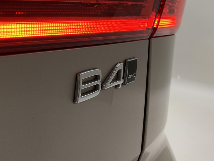Volvo XC60 B4 AWD R-DESIGN AUT REZERVACE