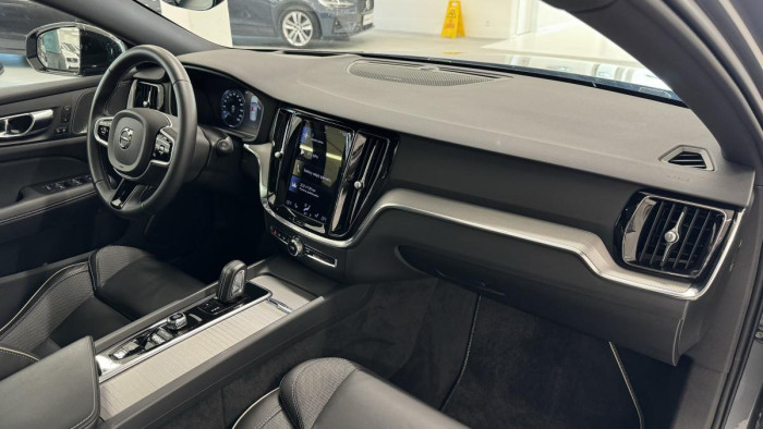 Volvo V60 B4 R-DESIGN AUT REZERVACE