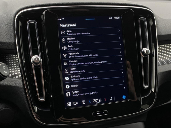 Volvo XC40 P6 RECHARGE ČR 69kWh REZERVACE