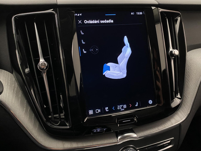 Volvo XC60 B5 AWD PLUS DARK REZERVACE