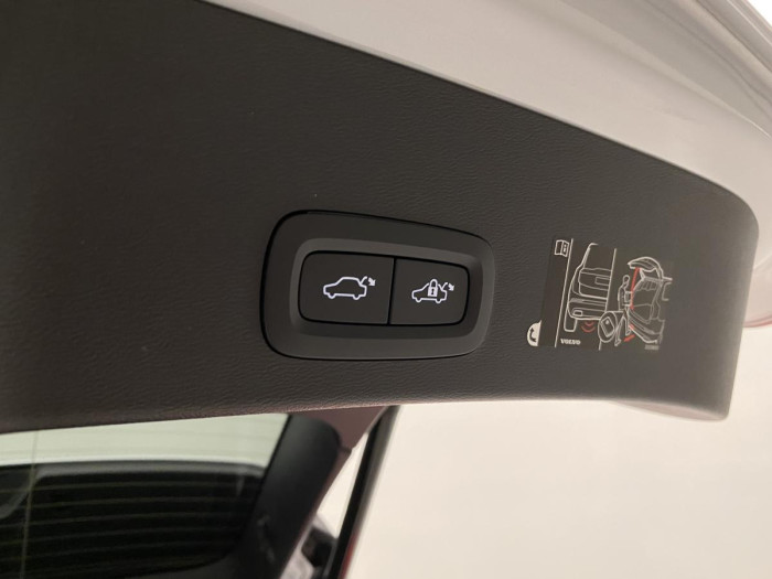 Volvo XC40 T5 TWIN ENGINE AUT REZERVACE