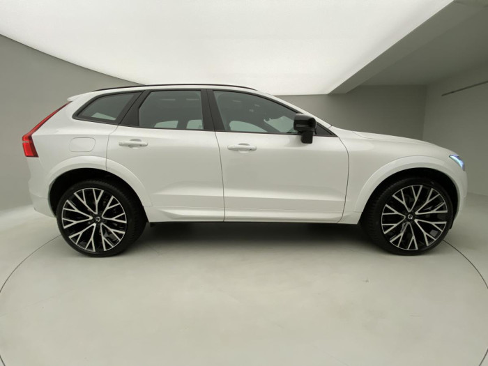 Volvo XC60 B5 AWD R-DESIGN AUT REZERVACE