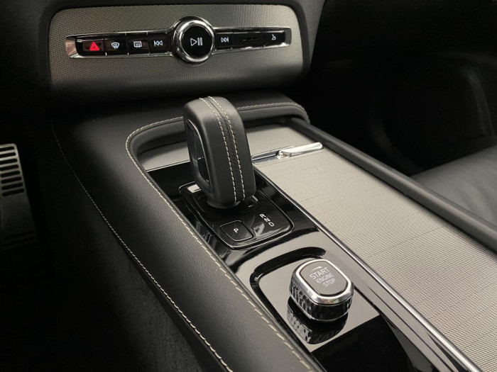 Volvo XC90 T8 AWD R-DESIGN REZERVACE