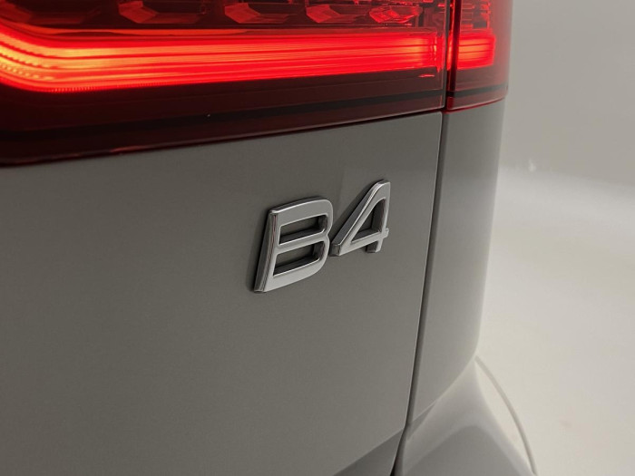 Volvo V60 B4 ULTIMATE DARK AUT REZERVACE