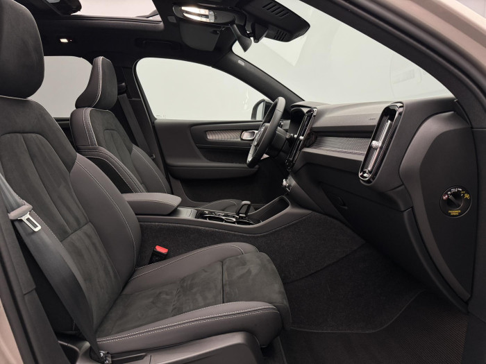 Volvo XC40 B4 ULTIMATE DARK REZERVACE