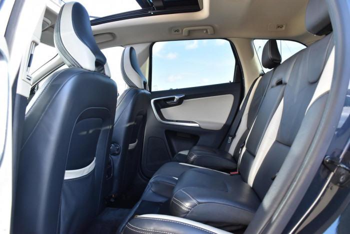 Volvo XC60 D5 AWD R-Design REZERVACE 2.4 d