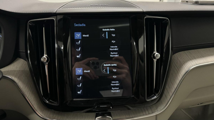 Volvo XC60 T8 AWD RECHARGE REZERVACE