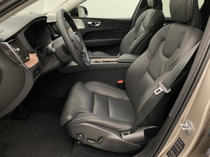 Volvo XC60 B5 AWD ULTIMATE REZERVACE