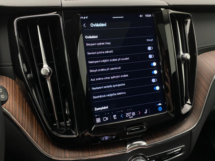 Volvo XC60 B4 AWD DARK ULTIMATE REZERVACE