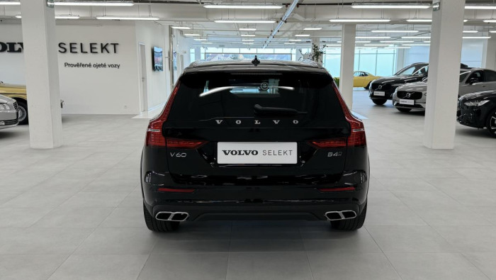 Volvo V60 B4 CROSS COUNTRY REZERVACE