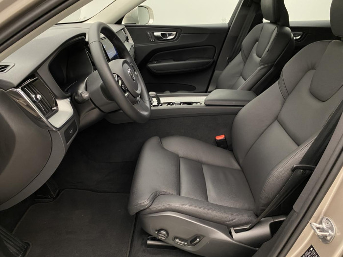Volvo XC60 B4 AWD PLUS AUT CZ REZERVACE
