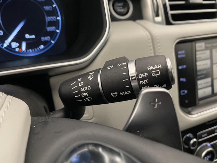 Land Rover Range Rover HYBRID AUTOBIOGRAPHY REZERVACE