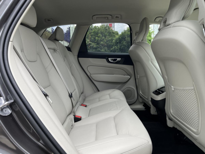 Volvo XC60 B4 PLUS BRIGHT Aut REZERVACE