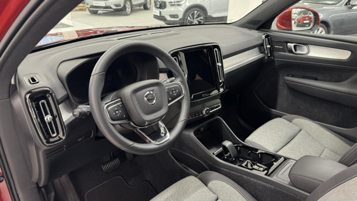 Volvo XC40 B4 AWD PLUS BRIGHT REZERVACE