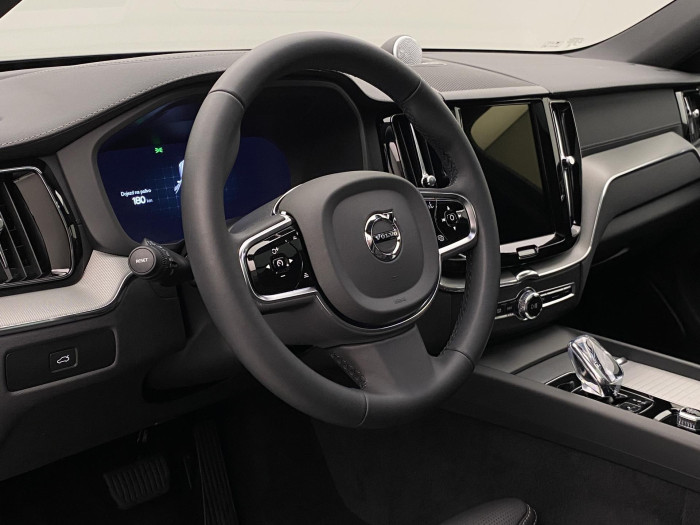 Volvo XC60 B5 AWD R-DESIGN AUT CZ
