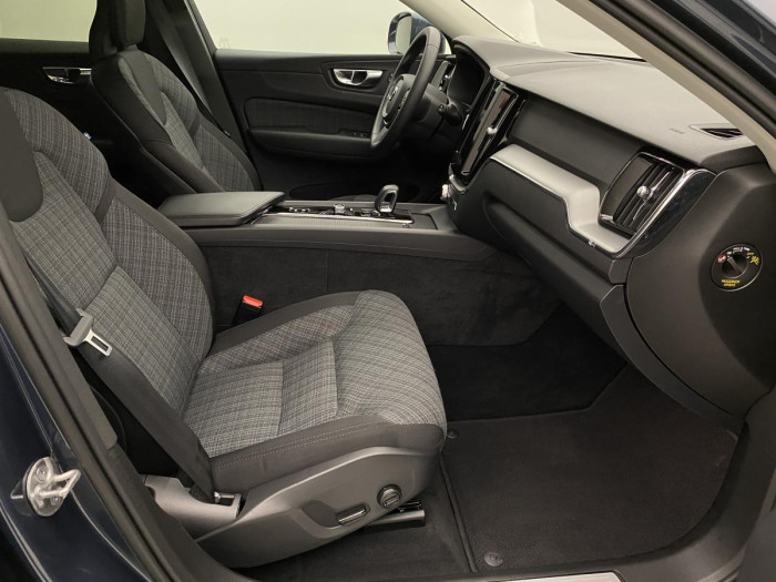 Volvo XC60 B4 MOMENTUM AUT REZERVACE 2.0 Momentum