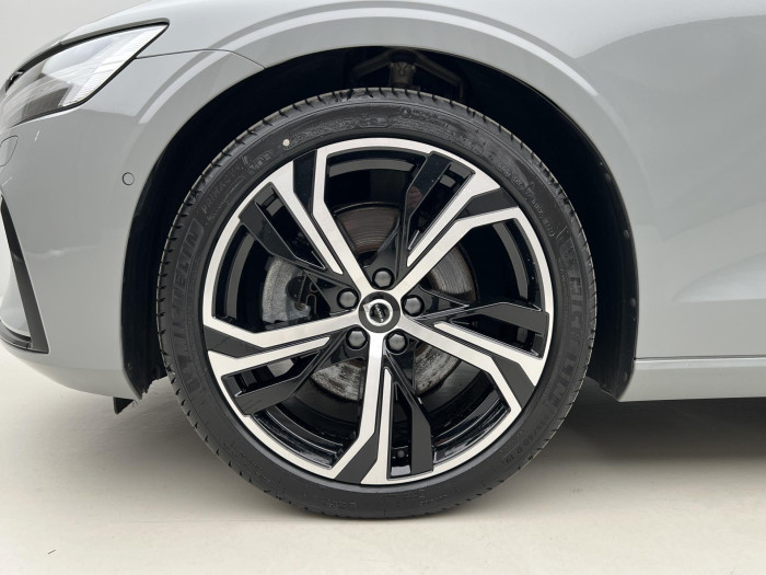 Volvo V60 B4 PLUS DARK AUT 1.maj.