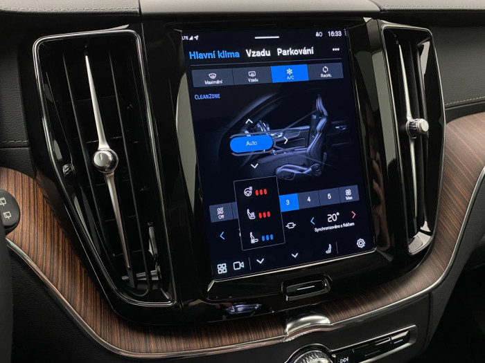 Volvo XC60 B4 AWD DARK ULTIMATE REZERVACE