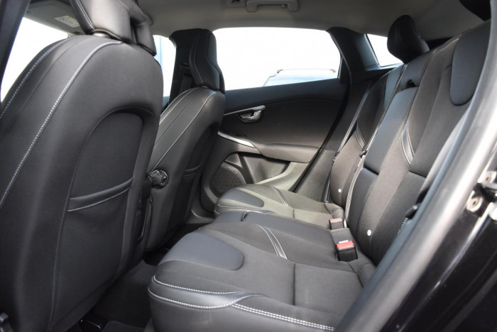 Volvo V40 D2 BLACK EDITION REZERVACE 2.0 d Edition