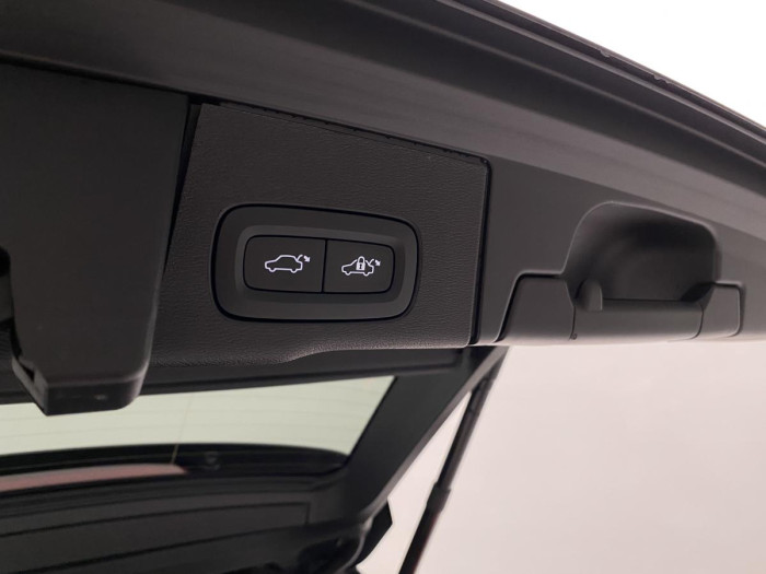 Volvo XC60 B4 AWD R-DESIGN AUT REZERVACE