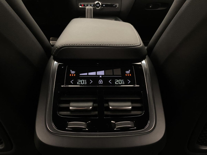 Volvo XC60 B5 AWD R-DESIGN REZERVACE