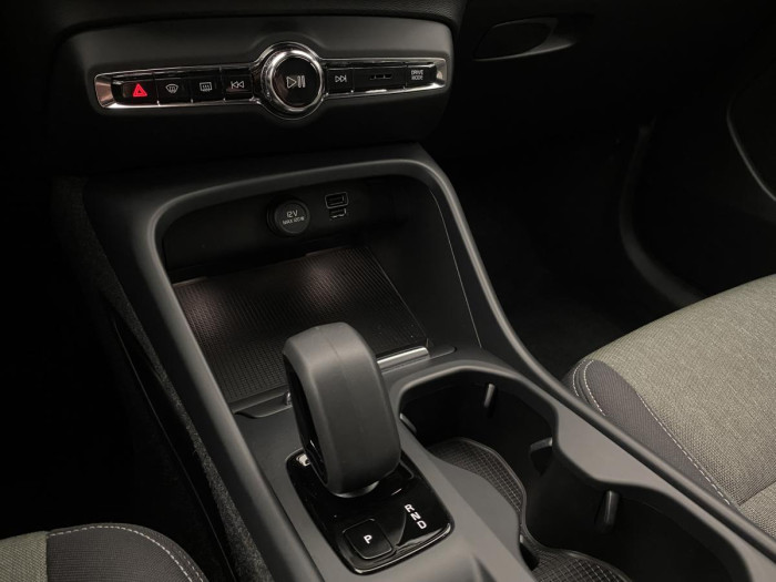Volvo XC40 B4 MOMENTUM AUT REZERVACE 2.0 Momentum