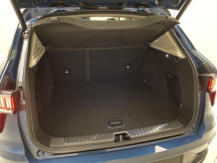 Lynk & Co 01 PHEV DCT AUT 1.maj. REZERVACE