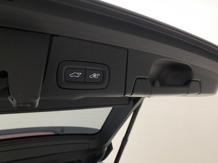 Volvo XC60 B4 AWD PLUS DARK AUT 1.maj