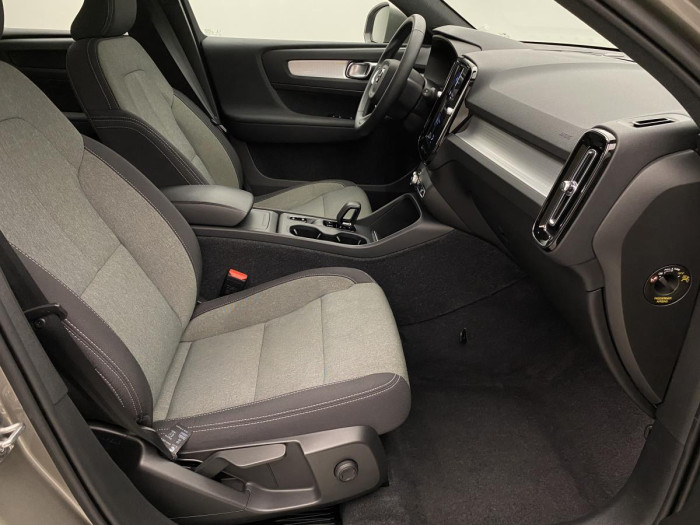 Volvo XC40 B4 MOMENTUM AUT REZERVACE 2.0 Momentum