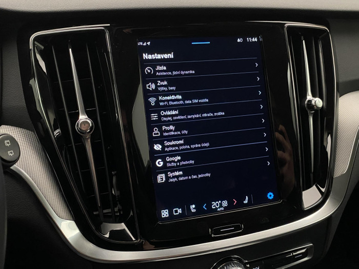 Volvo V60 B4 R-DESIGN AUT CZ