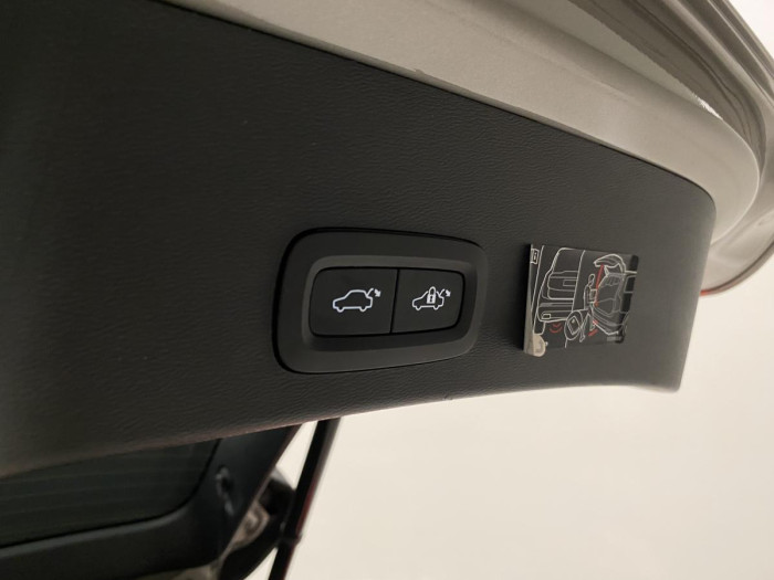 Volvo XC40 B4 MOMENTUM AUT REZERVACE 2.0 Momentum