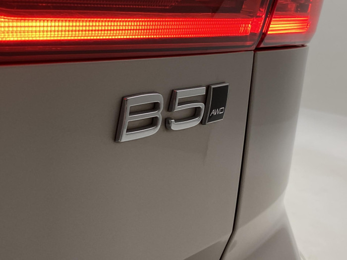 Volvo XC60 B5 AWD PLUS DARK AUT 1.maj