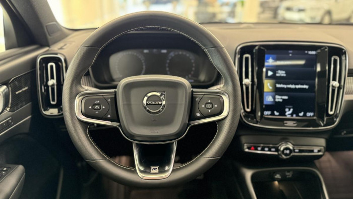 Volvo XC40 T4 R-DESIGN REZERVACE