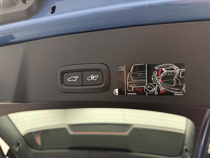 Volvo XC40 T3 R-DESIGN AUT CZ REZERVACE