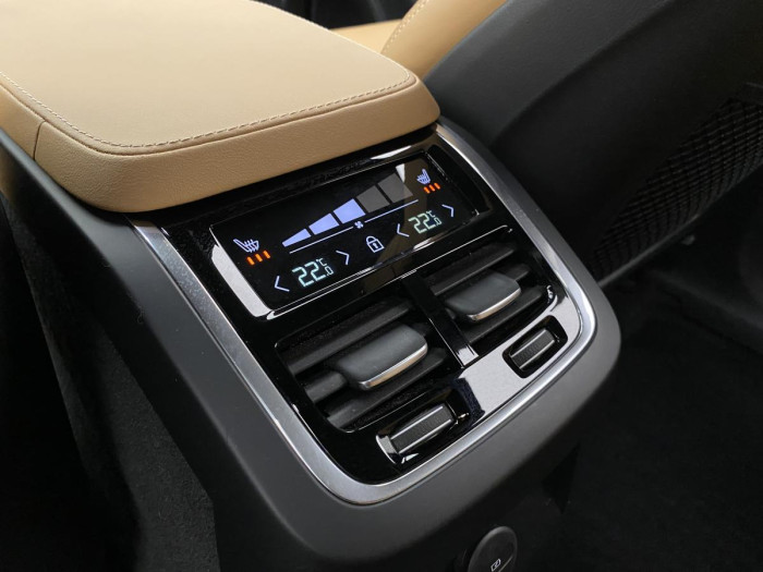 Volvo XC90 T8 AWD ULTIMATE DARK REZERVACE