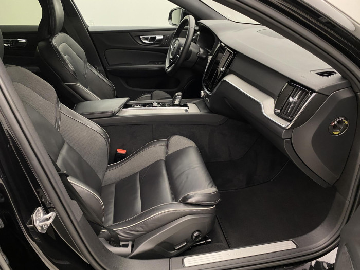 Volvo V60 B3 DARK PLUS REZERVACE