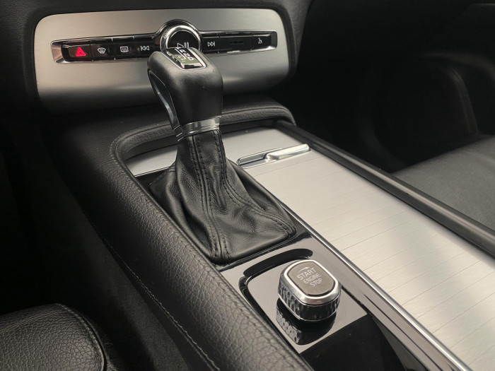 Volvo XC90 D5 AWD MOMENTUM AUT CZ 7míst 2.0 d Momentum