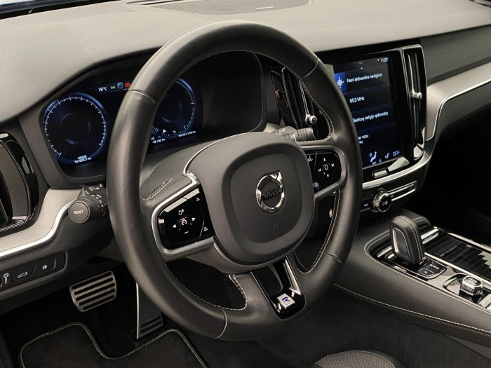 Volvo V60 T8 AWD R-DESIGN AUT REZERVACE