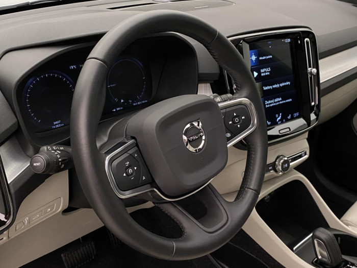 Volvo XC40 T5 TWIN ENGINE AUT REZERVACE