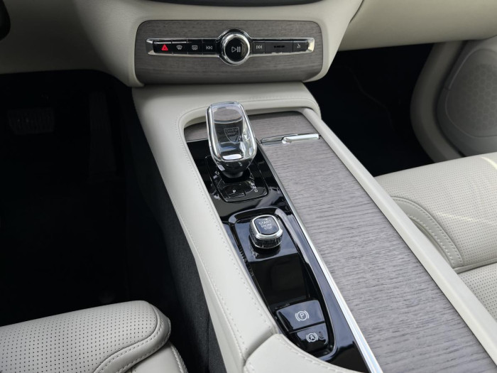 Volvo XC90 T8 AWD ULT. BRIGHT 7MÍSTNÁ Aut